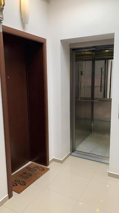 Centru Unirii Luxury Vip Apartament 2 Camere 98 Mp ! Parcare Subterana Privata Incalzita Iarna Si Climatizata Vara Doar Cu Rezervare In Limita Locurilor Disponibile ! Proprietate In Regim Hoteliep - Nu Are Bucatarie ! Бухарест Екстер'єр фото